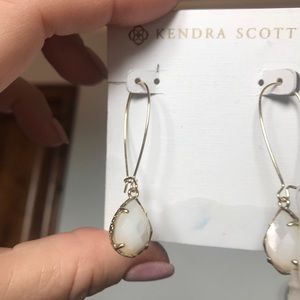 Kendra Scott NWT mother of pearl earrings